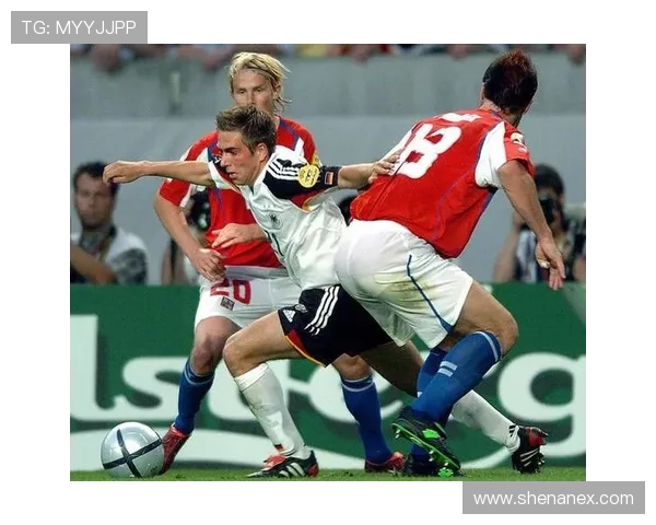 广州足球队的辉煌征程与挑战解析:从默默无闻到赛场传奇